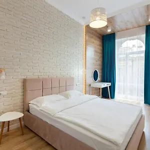 https://three-bedrooms-vip-apartment-on-kniazia-romana-12.hotelslviv.net
